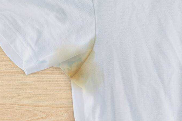 quần áo đồng phục bị thâm kim